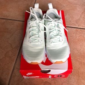 Nike AirMax motion tennis shoes